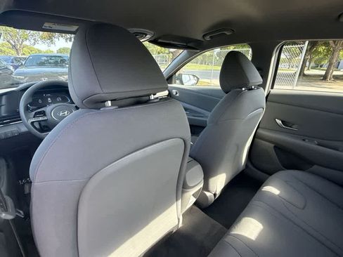 Used 2025 Hyundai Elantra SE FWD image 15