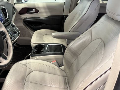 Used 2020 Chrysler Pacifica Limited FWD image 25