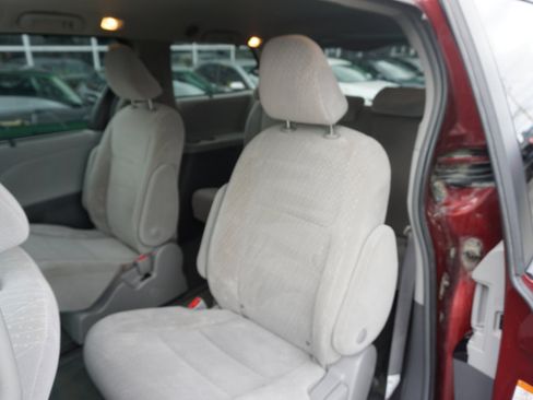 Used 2018 Toyota Sienna LE image 10