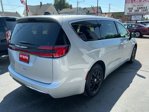 Used 2024 Chrysler Pacifica Touring-L FWD image 4