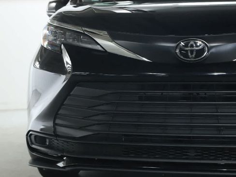 Used 2026 Toyota Sienna LE AWD/4WD image 6