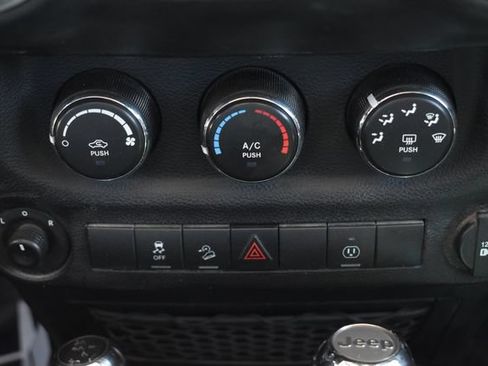 Used 2018 Jeep Wrangler Unlimited Sahara w/ Connectivity Group AWD/4WD image 29