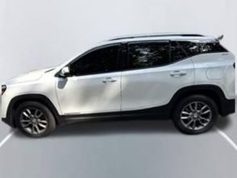 Used 2022 GMC Terrain SLT w/ Infotainment Package II FWD image 2