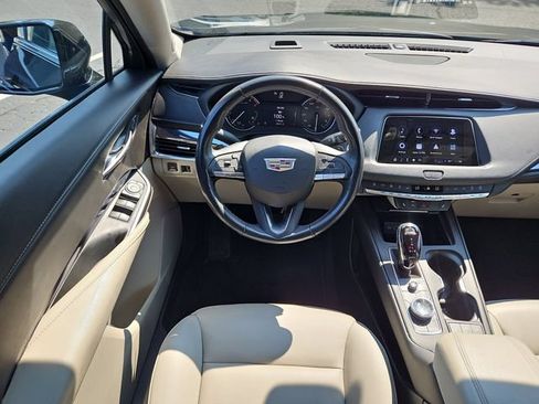 Certified 2022 Cadillac XT4 Luxury w/ Cold Weather Package FWD image 9
