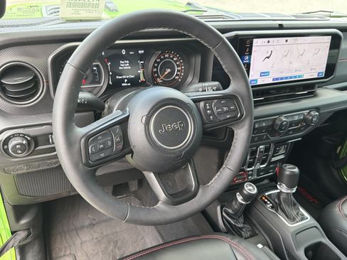 Used 2025 Jeep Gladiator Rubicon w/ Convenience Group AWD/4WD image 17