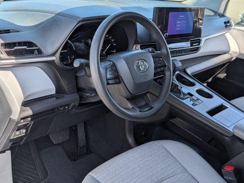 Used 2025 Toyota Sienna LE FWD image 15
