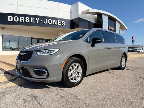 Used 2025 Chrysler Pacifica Select FWD image 1