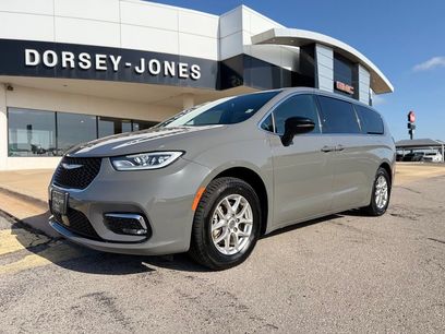 Used 2025 Chrysler Pacifica Select