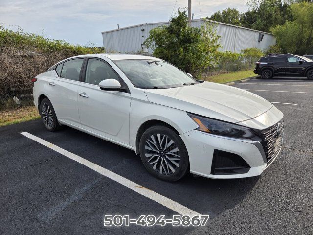 Used 2023 Nissan Altima 2.5 SV w/ SV Premium Package AWD/4WD image 3
