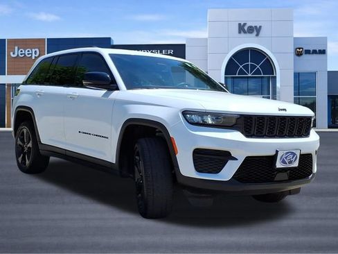 Used 2023 Jeep Grand Cherokee Altitude AWD/4WD image 7