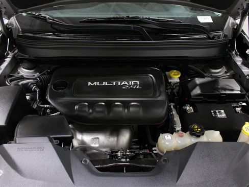 Used 2019 Jeep Cherokee Latitude w/ Popular Appearance Group FWD image 38
