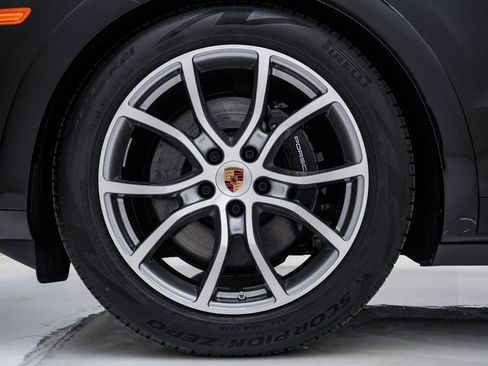 Certified 2025 Porsche Cayenne Coupe image 13