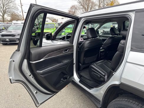 Used 2023 Jeep Grand Cherokee L Limited w/ Black Appearance Package image 30