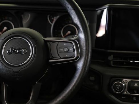 Used 2025 Jeep Gladiator Sport image 32