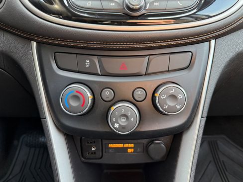 Used 2020 Chevrolet Trax LT w/ Sun & Sound Package image 27