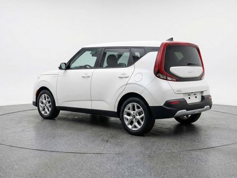 Used 2025 Kia Soul LX w/ LX Technology Package FWD image 5