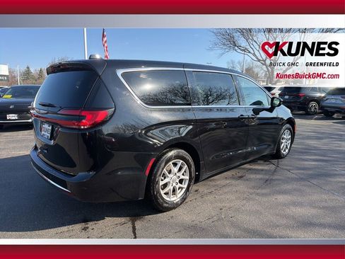 Used 2024 Chrysler Pacifica Touring-L image 5