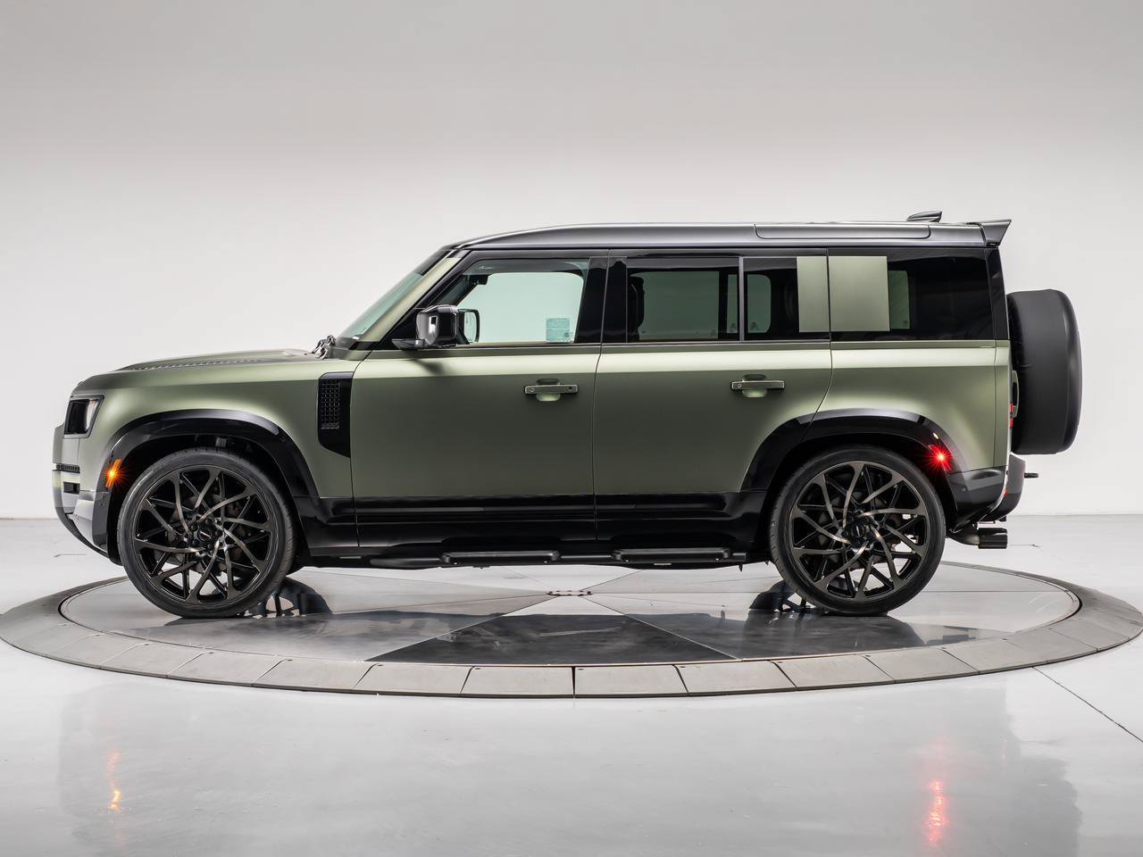 Used 2026 Land Rover Defender 110 X-Dynamic SE AWD/4WD image 2