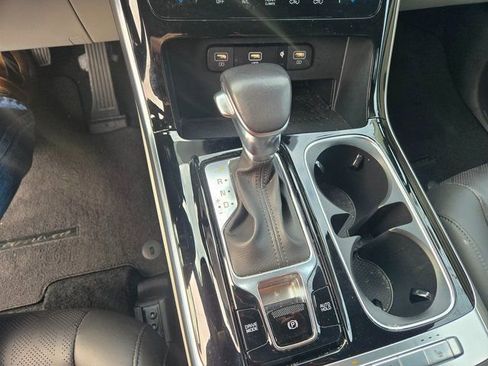 Used 2024 Kia Carnival EX image 11