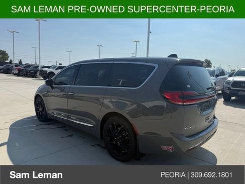 Used 2023 Chrysler Pacifica Limited w/ Uconnect Theater Family Group FWD image 4