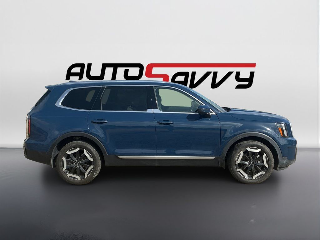 Used 2023 Kia Telluride EX w/ EX Captain's Chair Package FWD image 4