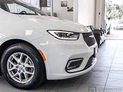 Used 2021 Chrysler Pacifica Touring-L FWD image 4