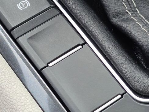 Used 2022 Volkswagen Tiguan SE image 31