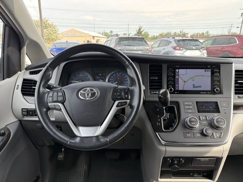 Used 2019 Toyota Sienna XLE Premium AWD/4WD image 14