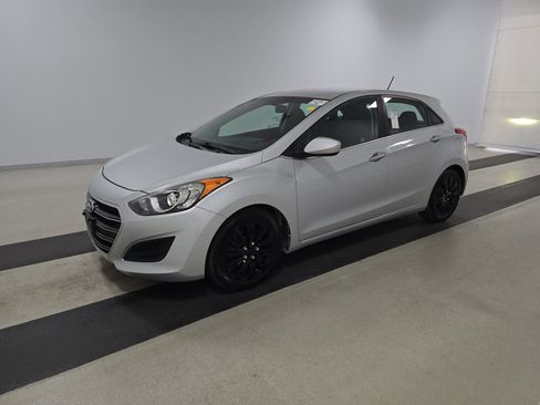 Used 2017 Hyundai Elantra GT image 2