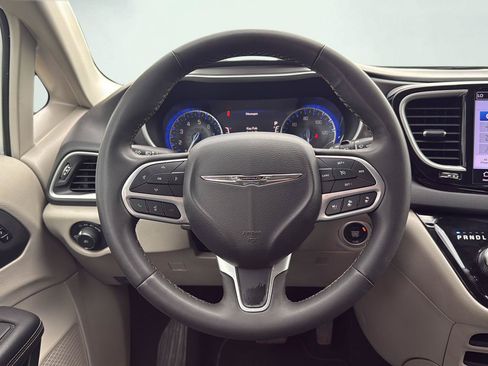 Used 2024 Chrysler Pacifica Touring-L FWD image 13