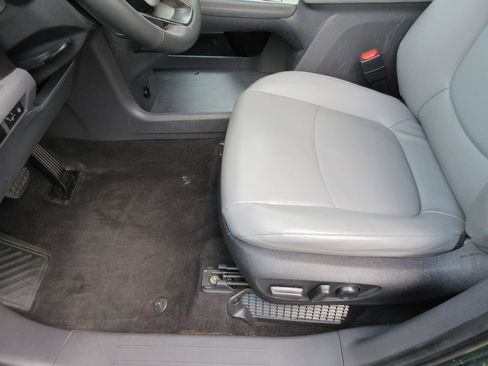 Used 2022 Toyota Sienna XLE AWD/4WD image 22