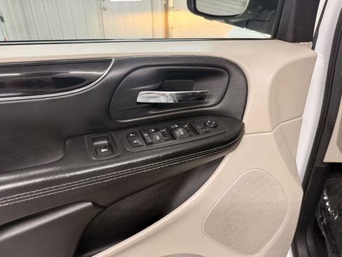 Used 2017 Dodge Grand Caravan SXT image 24