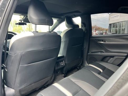 Used 2025 Toyota Camry SE w/ Convenience Package image 11