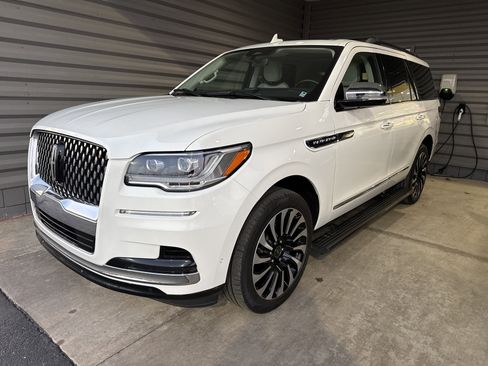 Used 2022 Lincoln Navigator Black Label image 2