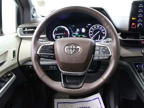 Used 2022 Toyota Sienna Platinum image 25
