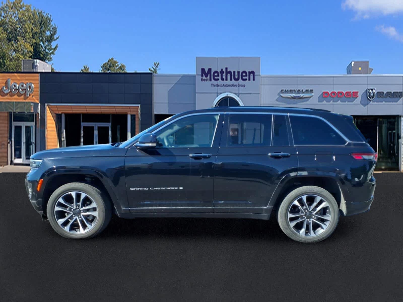 Used 2023 Jeep Grand Cherokee Overland w/ Luxury Tech Group IV AWD/4WD image 6
