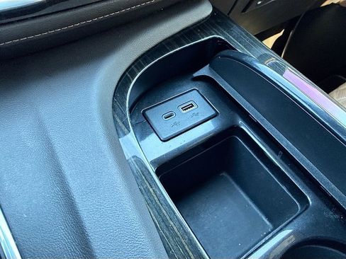 Used 2022 Cadillac Escalade Premium Luxury image 33