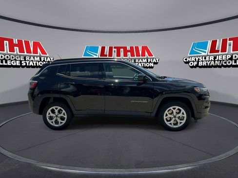 Used 2025 Jeep Compass Latitude w/ Sun & Sound Group AWD/4WD image 9