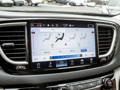 Used 2023 Chrysler Pacifica Touring-L FWD image 19