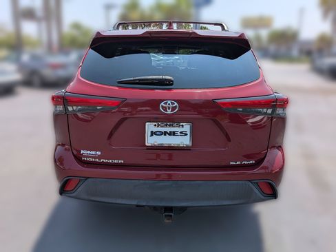 Used 2020 Toyota Highlander XLE AWD/4WD image 6