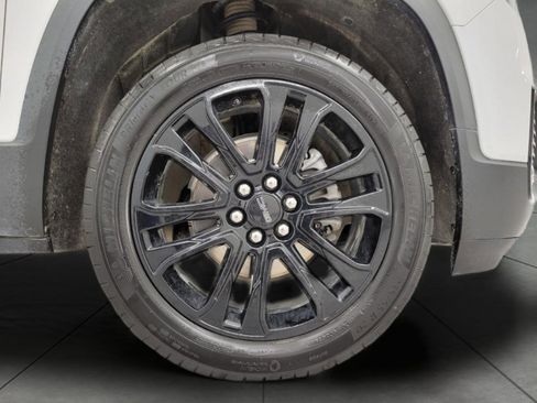 Certified 2023 GMC Acadia SLE w/ Driver Convenience Package image 4