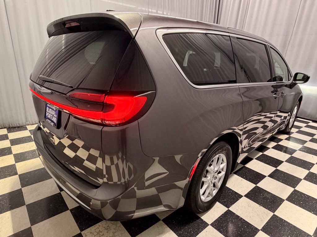 Used 2023 Chrysler Pacifica Touring-L FWD image 4
