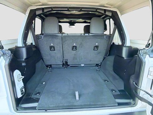 Used 2024 Jeep Wrangler Rubicon image 12