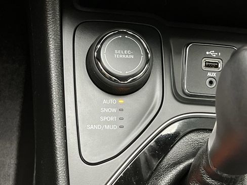 Used 2021 Jeep Cherokee Limited w/ Elite Package AWD/4WD image 18