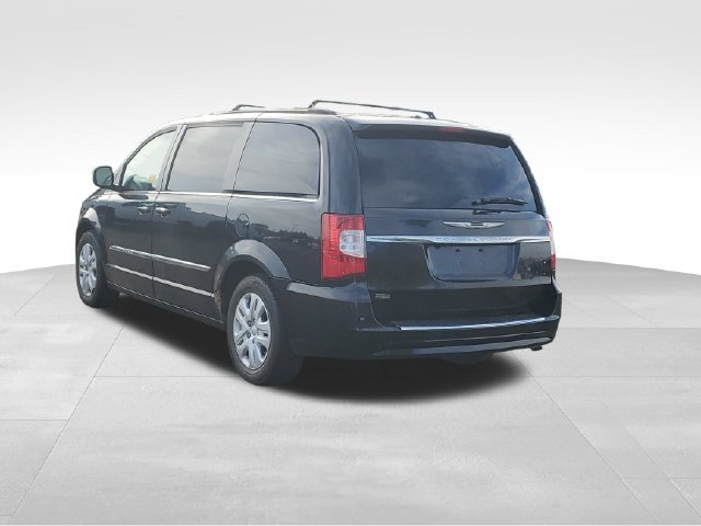 Used 2014 Chrysler Town & Country Touring FWD image 4