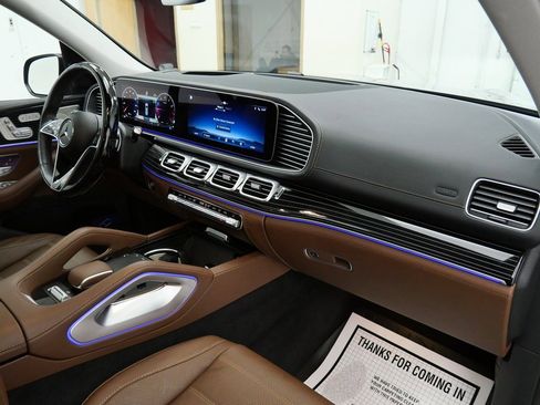 Used 2024 Mercedes-Benz GLS 580 GLS 580 w/ Exclusive Wood Trim Package image 18