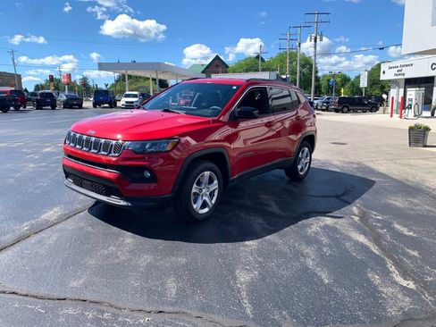 Used 2023 Jeep Compass Latitude w/ Convenience Group AWD/4WD image 3