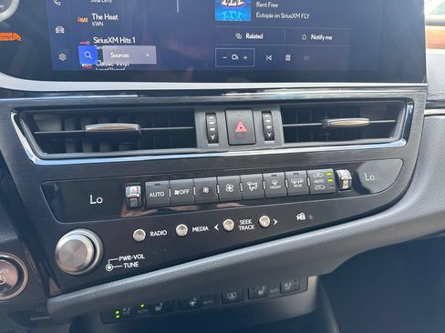 Used 2025 Lexus ES 300h Ultra Luxury w/ Accessory Package (Z1) FWD image 27