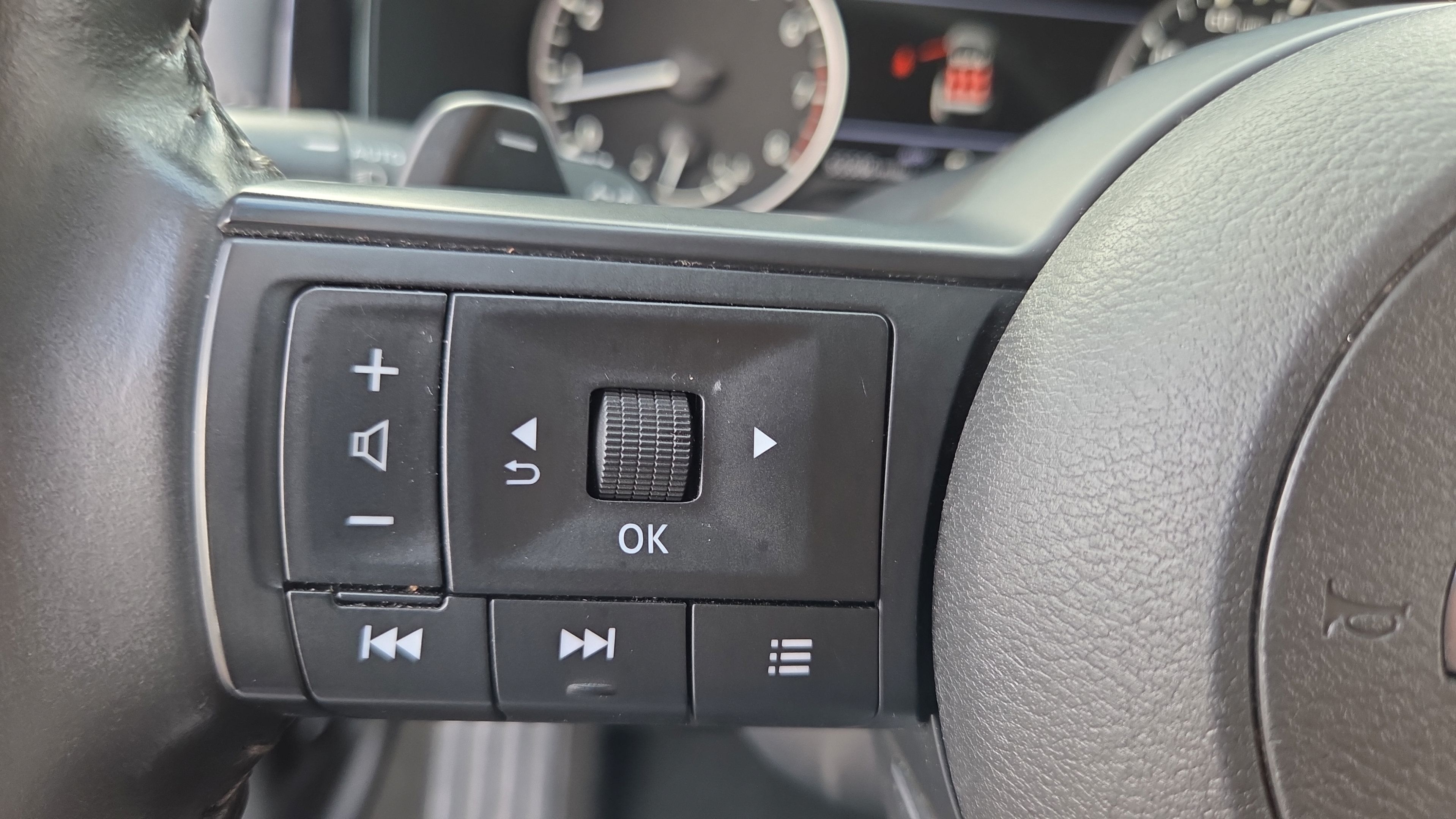 Used 2024 Nissan Pathfinder SV AWD/4WD image 28