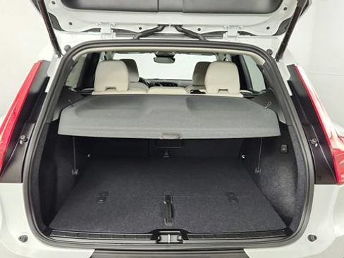 Certified 2026 Volvo XC40 B5 Plus w/ Protection Package Premier AWD/4WD image 39